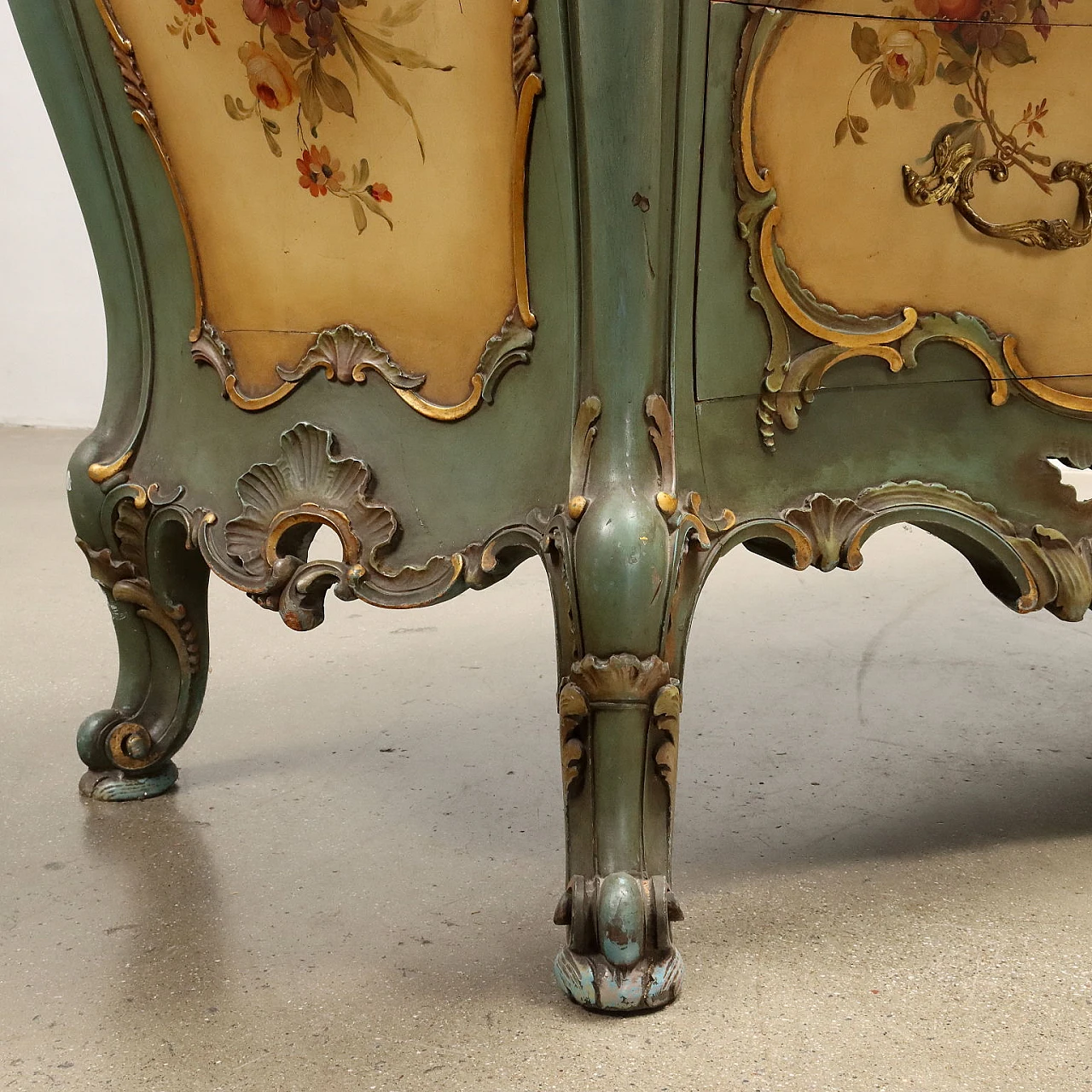 Lacquered wooden dresser with floral motifs & gilded bronze handles 8