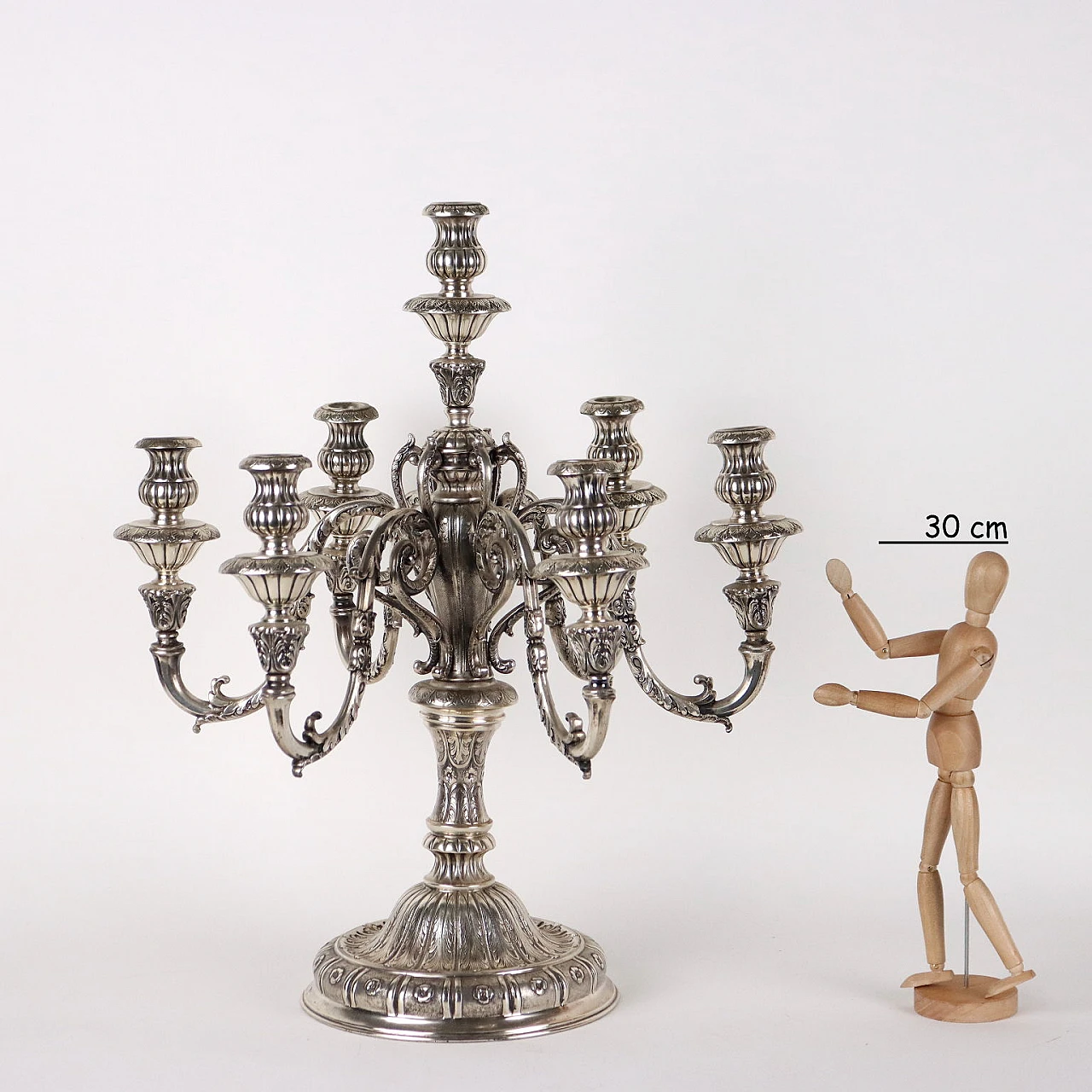 Coppia di candelabri a sette fiamme in argento, anni '30 2