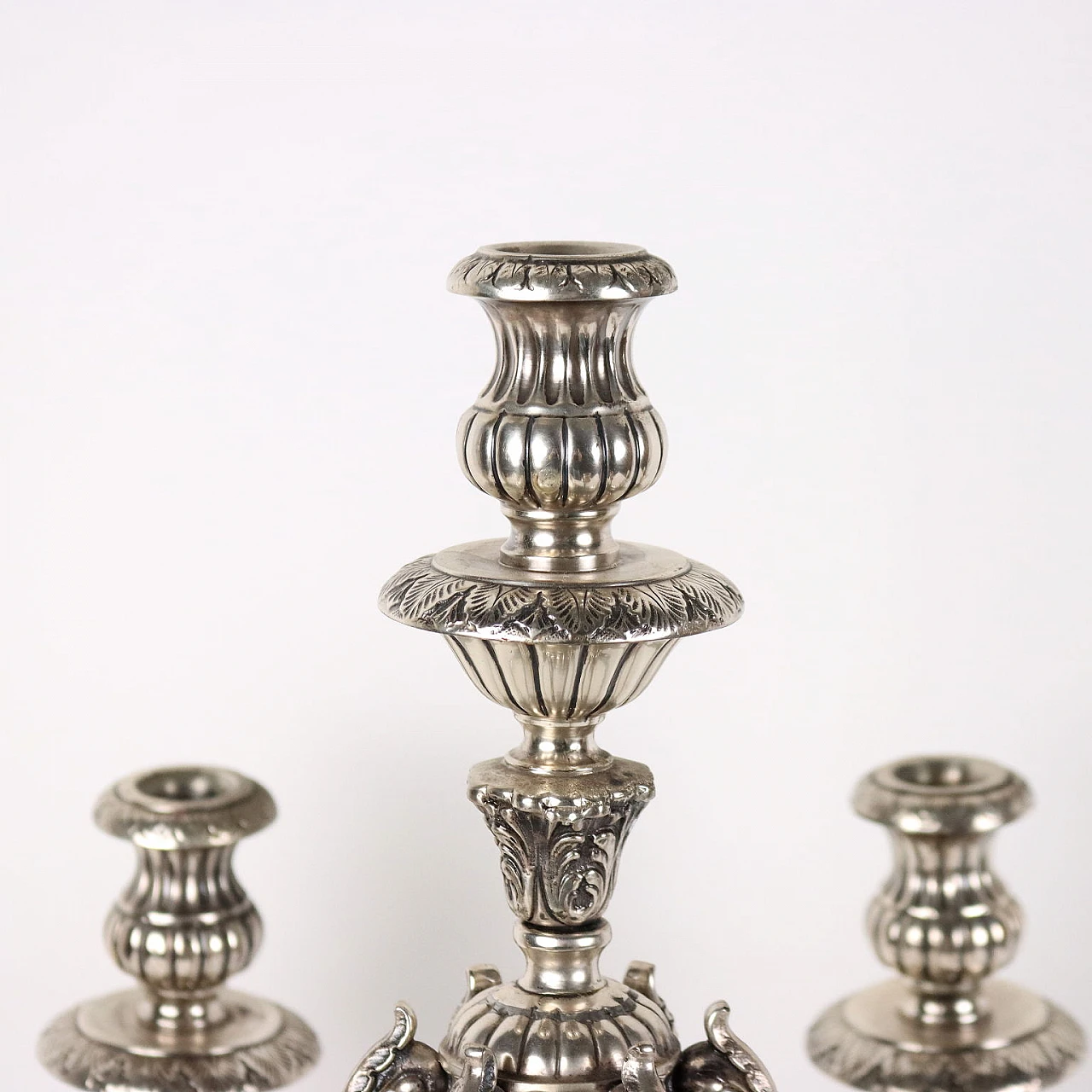 Coppia di candelabri a sette fiamme in argento, anni '30 4