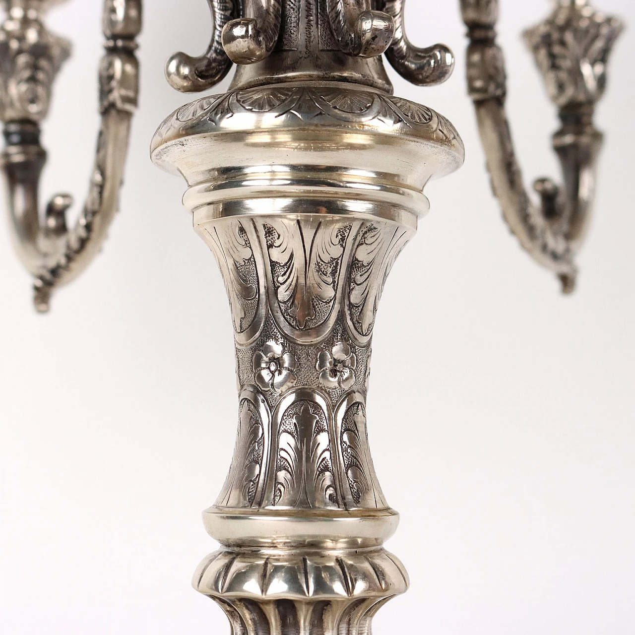 Coppia di candelabri a sette fiamme in argento, anni '30 9