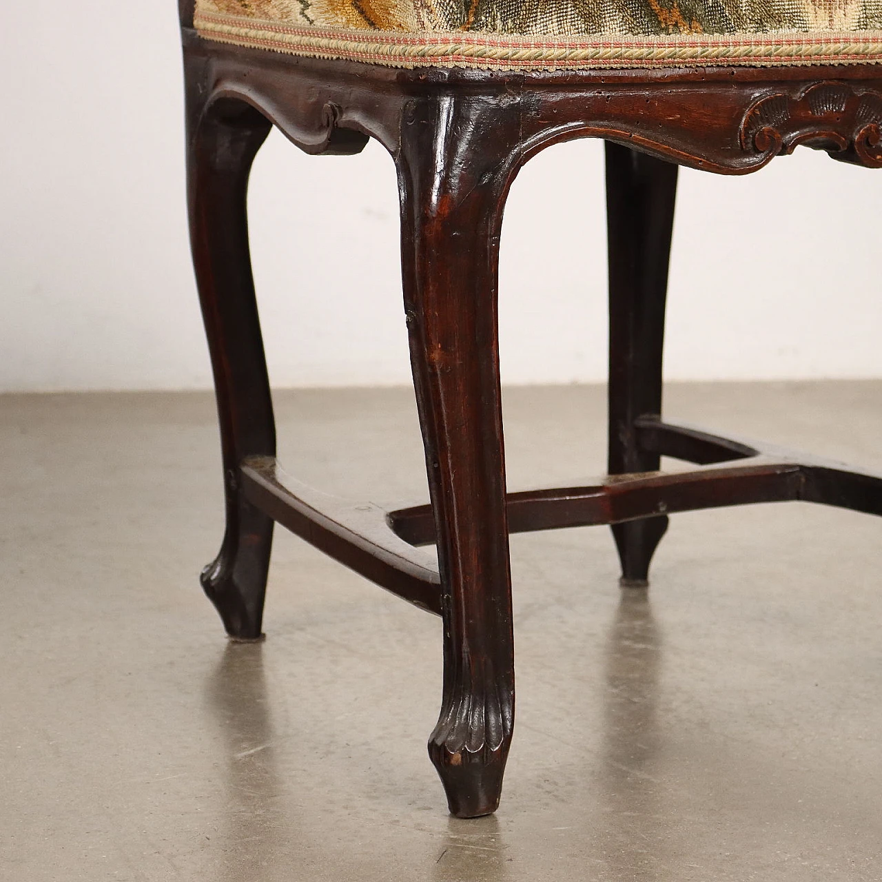 Pair of carved walnut chairs with padded seat, 18th century 5