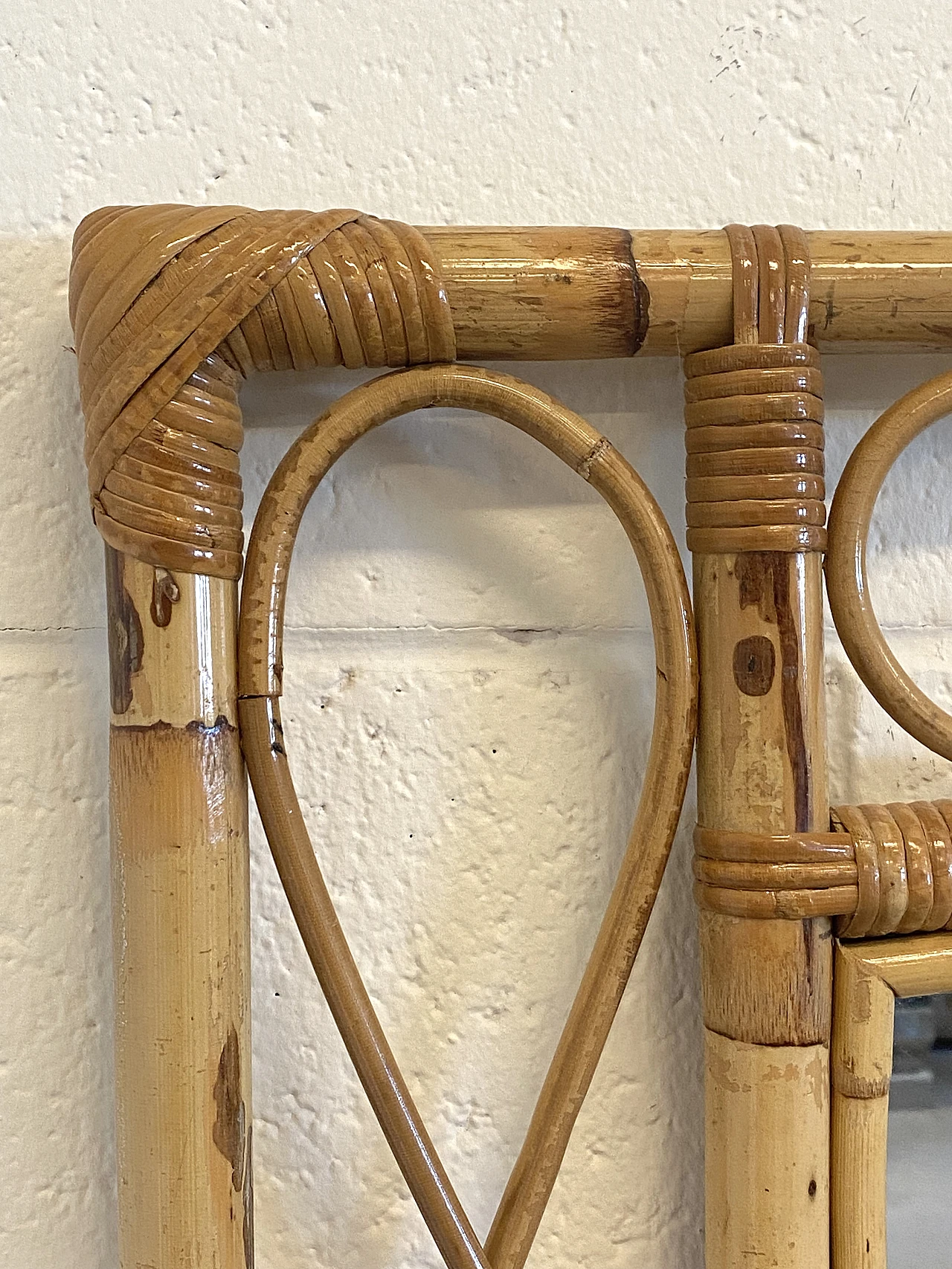 Specchio rettangolare con cornice in bambù decorata, anni '70 2