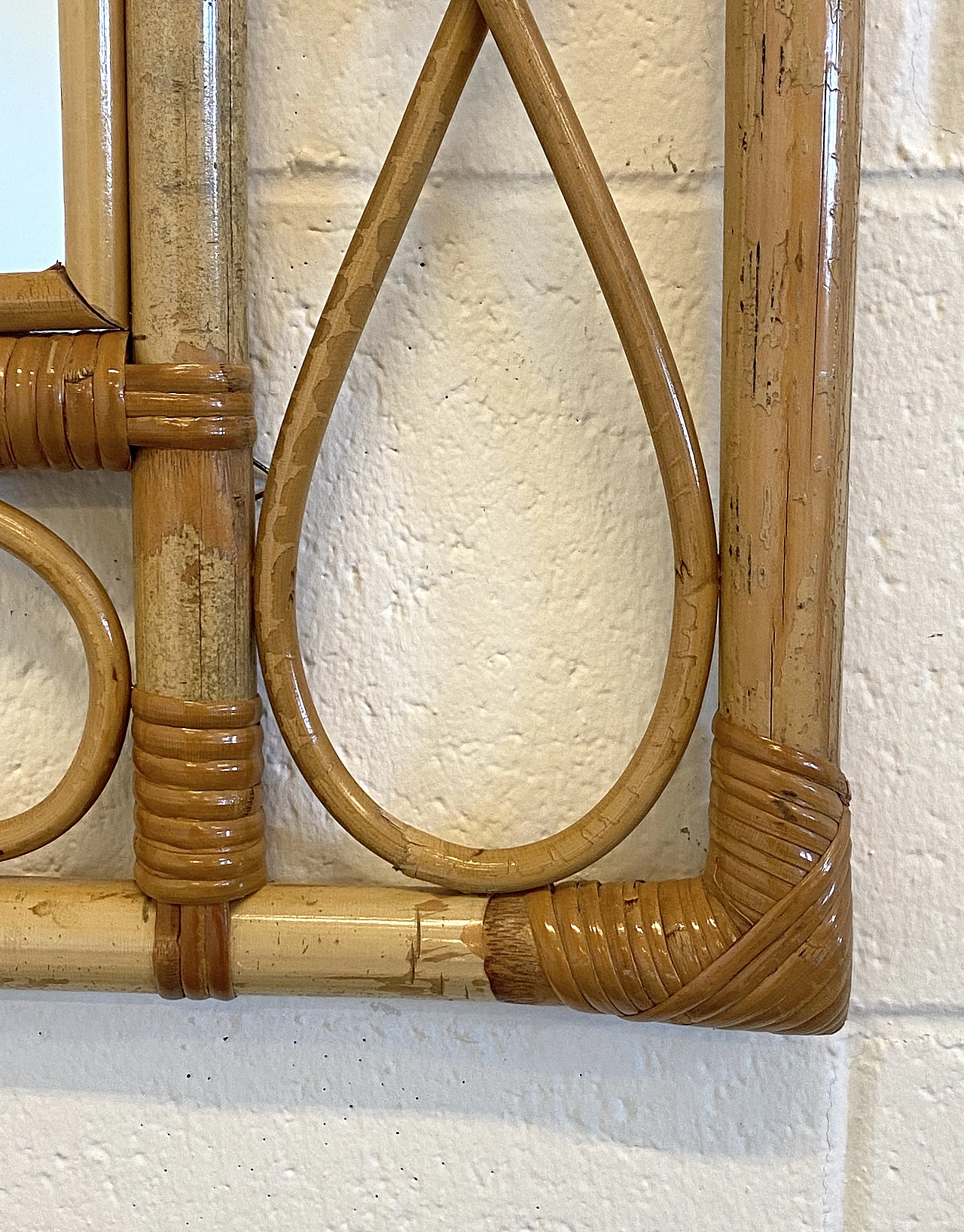 Specchio rettangolare con cornice in bambù decorata, anni '70 5