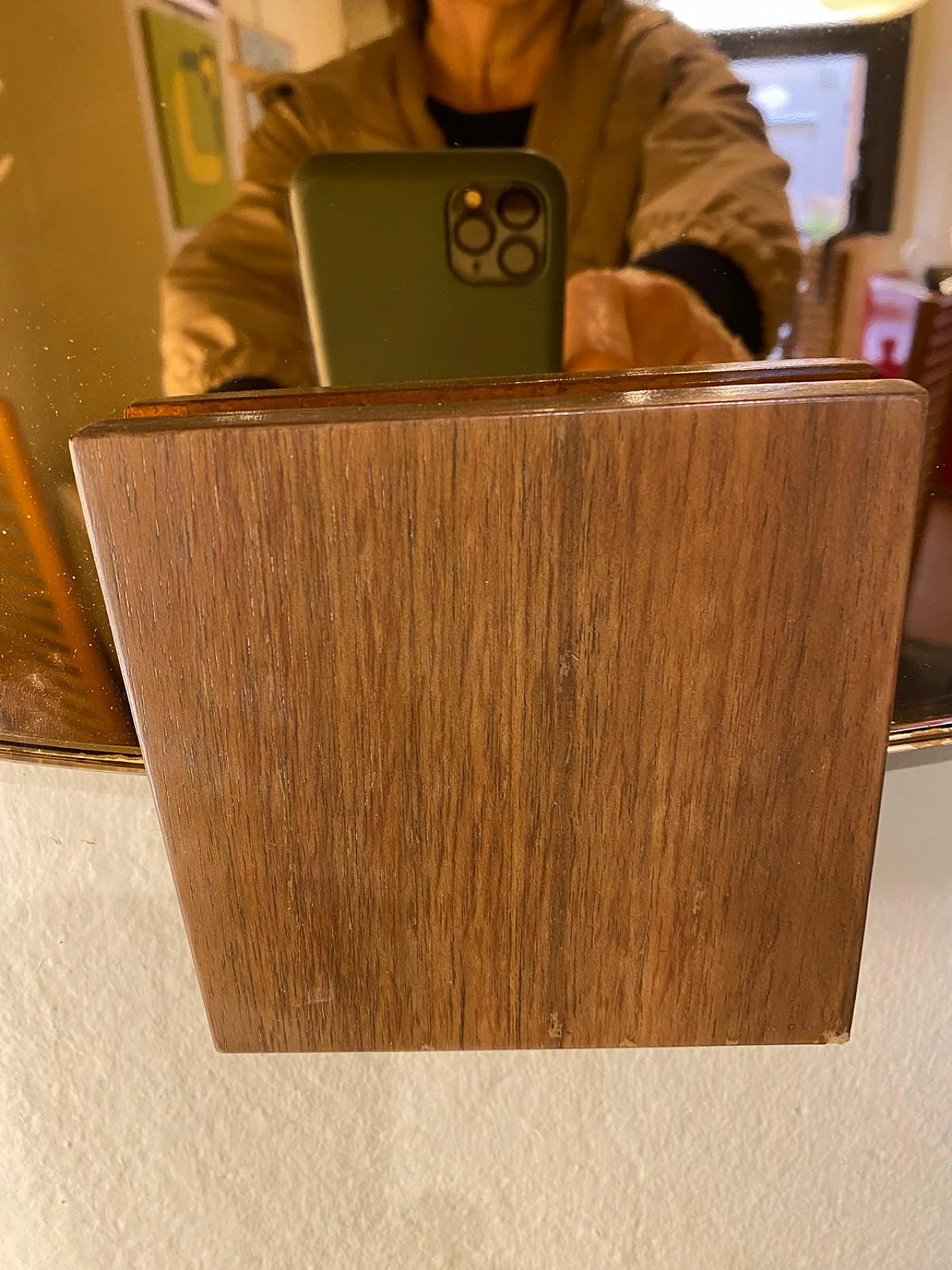 Specchio in vetro rosa bronzato con tasselli in noce, anni '60 2