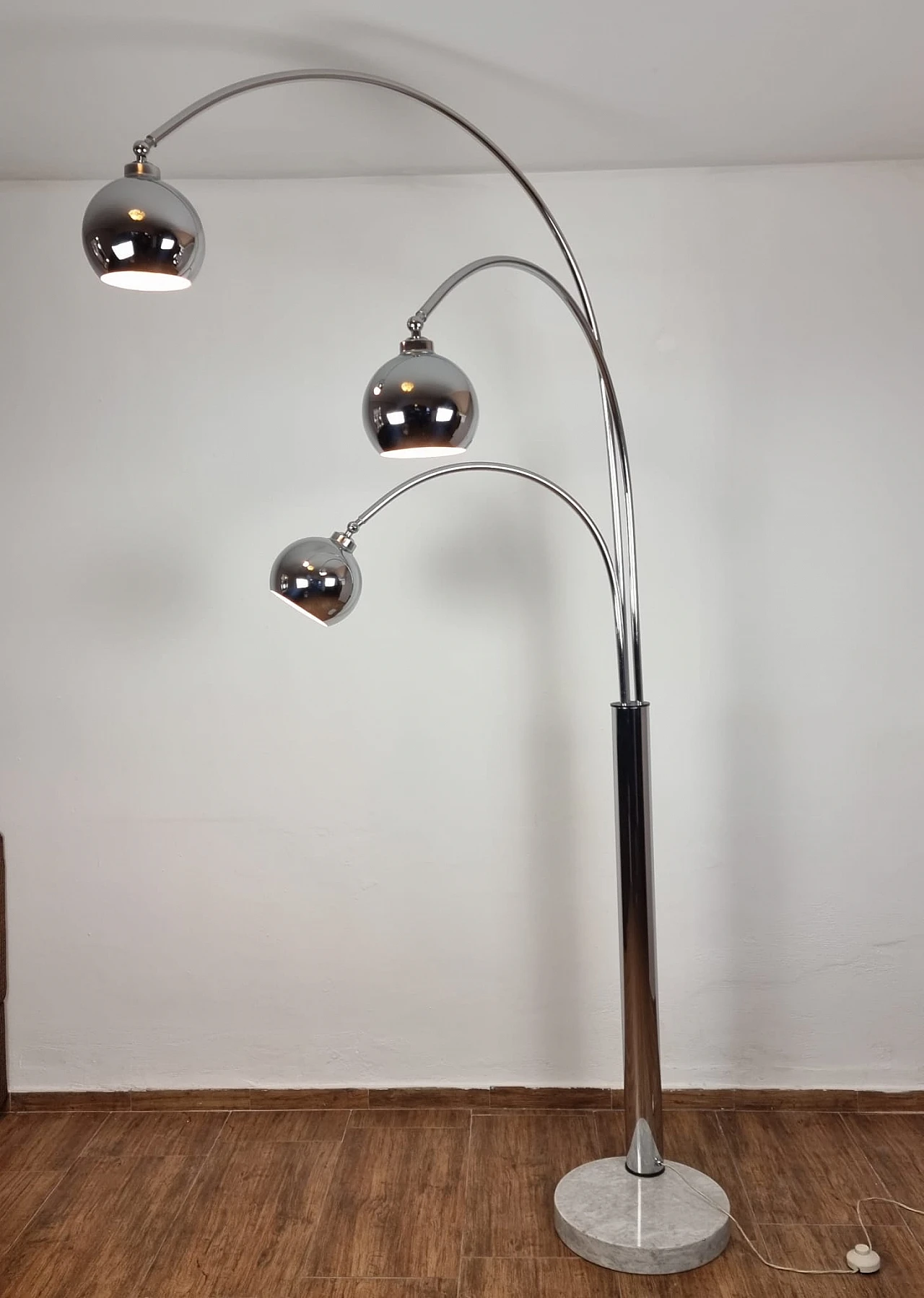 Chromed metal and marble three-light floor lamp, 1970s 2