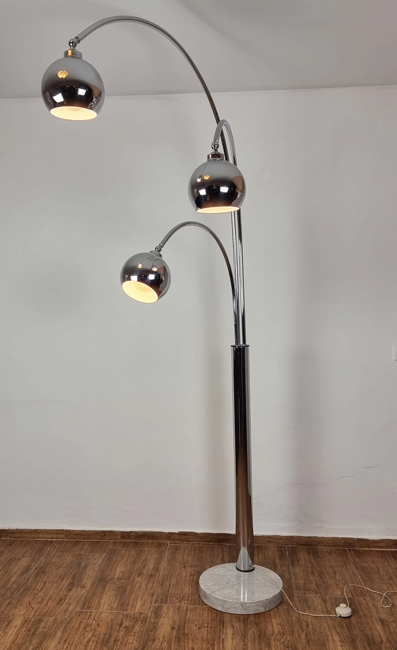 Chromed metal and marble three-light floor lamp, 1970s 3