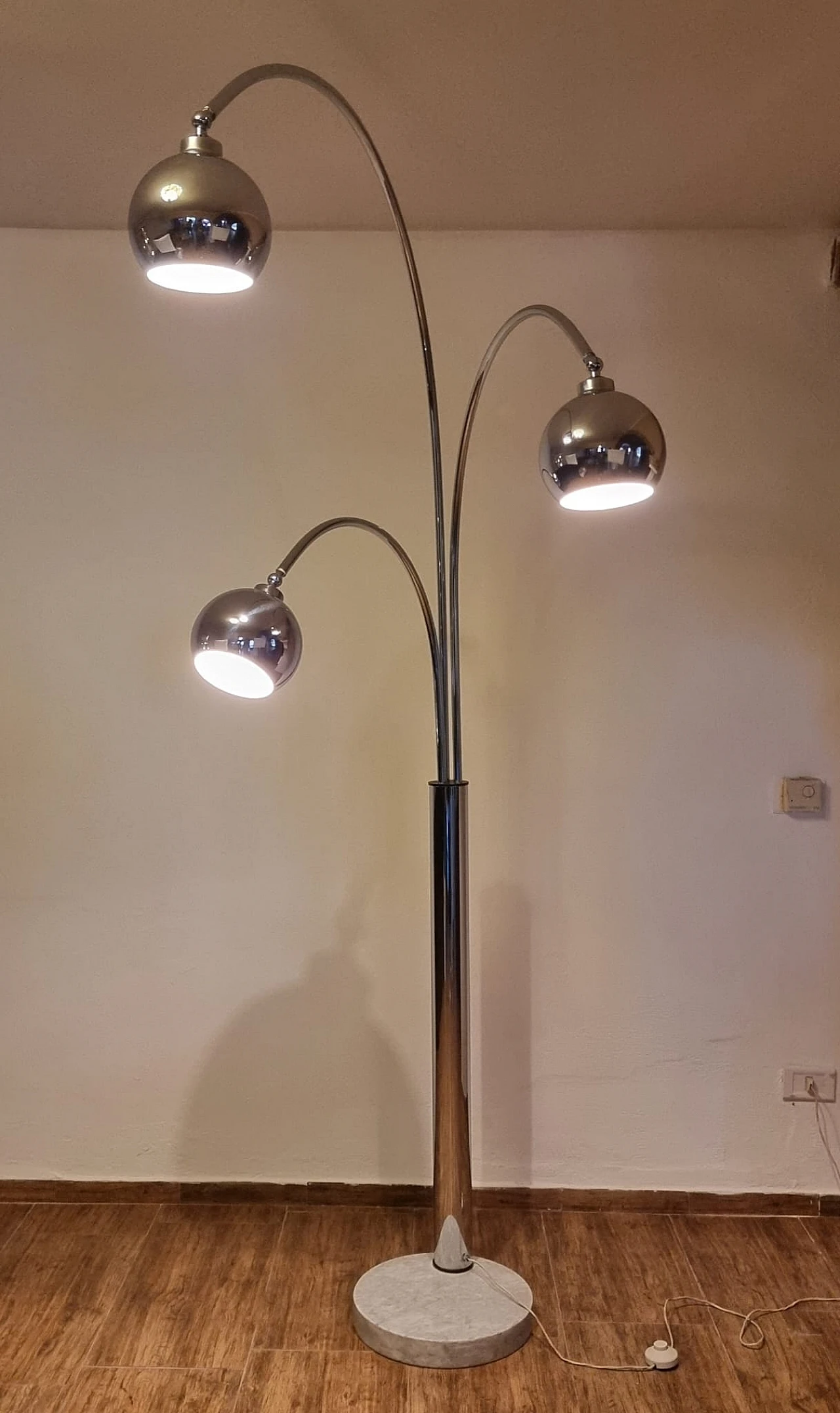 Chromed metal and marble three-light floor lamp, 1970s 5