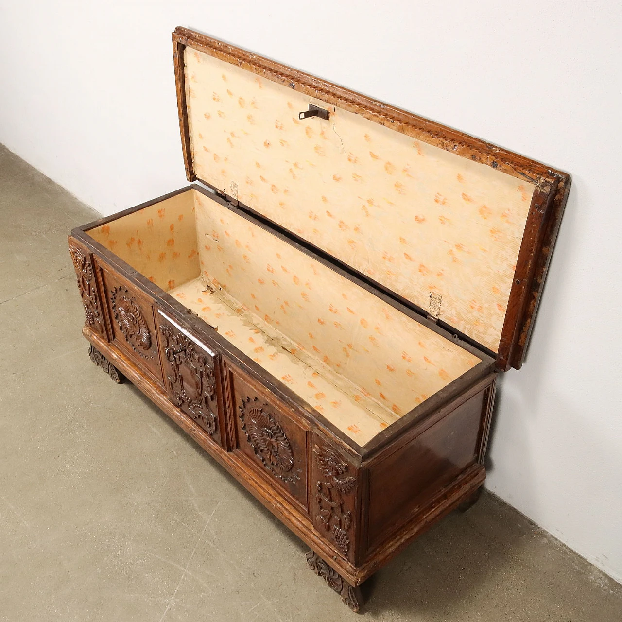 Carved walnut chest with double shelf feet, 18th century 3