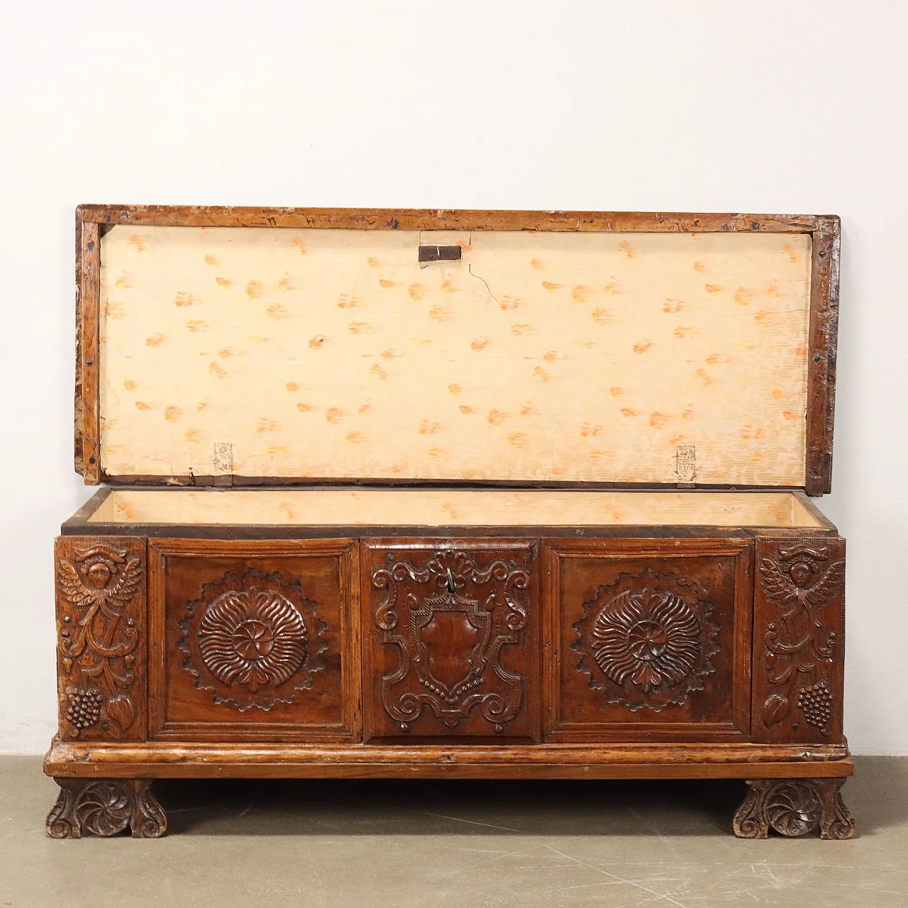 Carved walnut chest with double shelf feet, 18th century 4