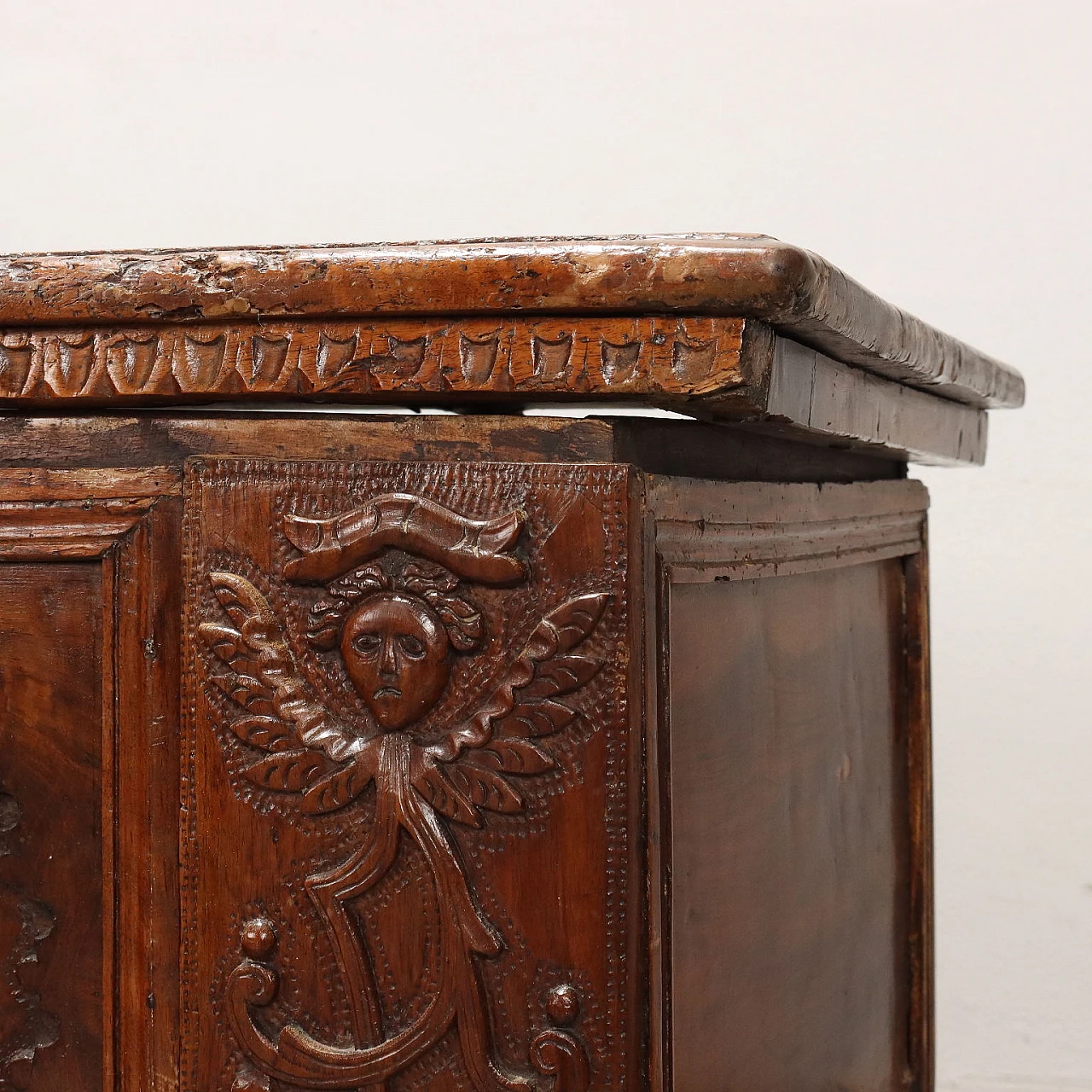 Carved walnut chest with double shelf feet, 18th century 5