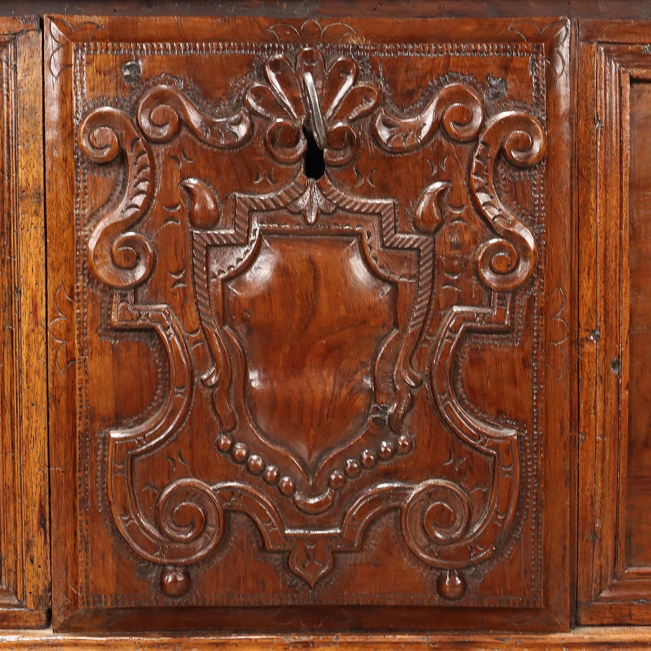 Carved walnut chest with double shelf feet, 18th century 7