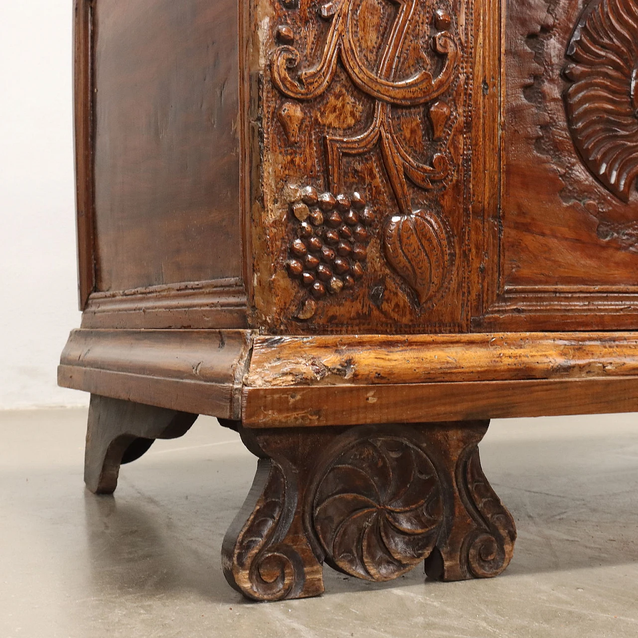 Carved walnut chest with double shelf feet, 18th century 9