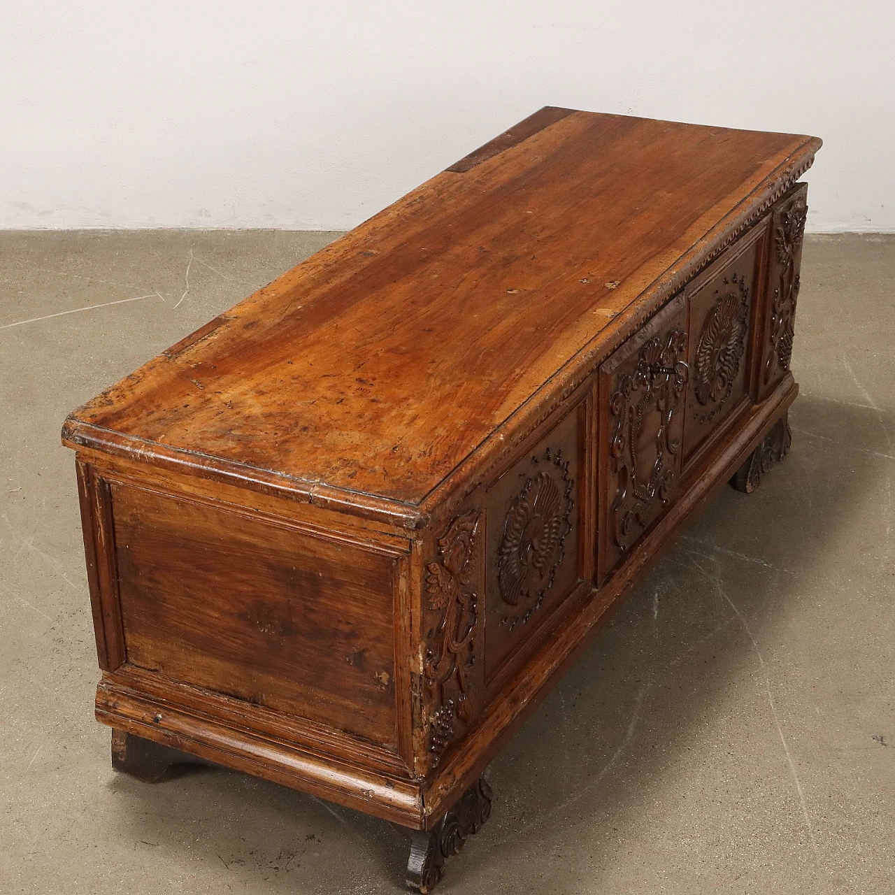 Carved walnut chest with double shelf feet, 18th century 10