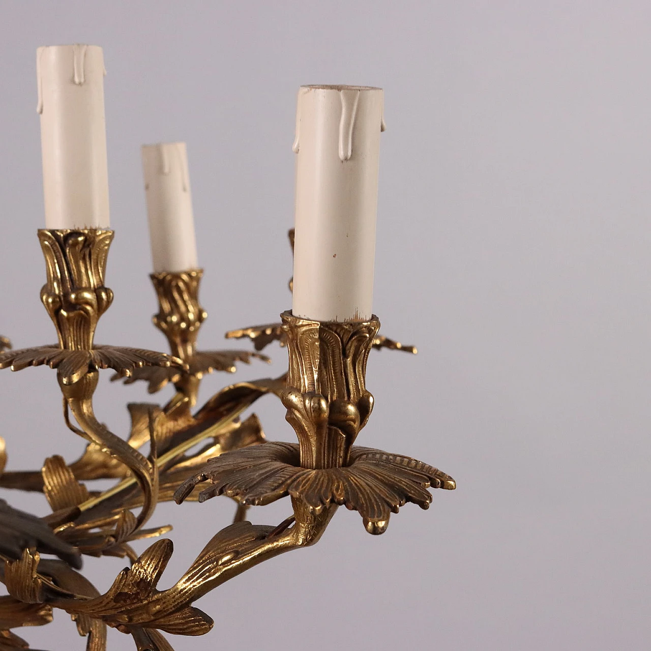 Gilded bronze 15-light chandelier with leaf elements 4