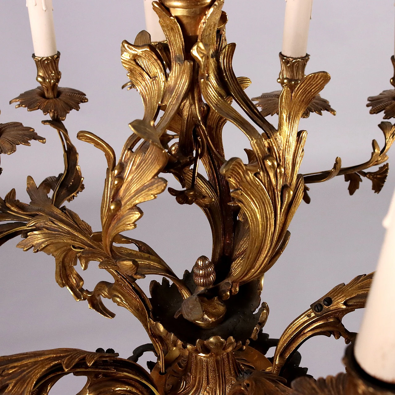 Gilded bronze 15-light chandelier with leaf elements 8