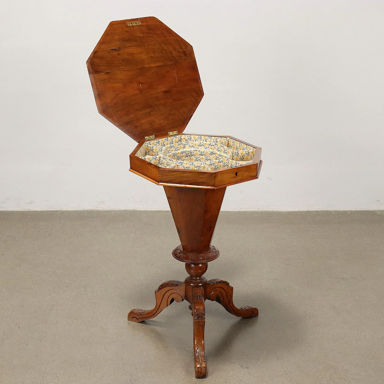 Octagonal game table in beech and walnut, 19th century 3