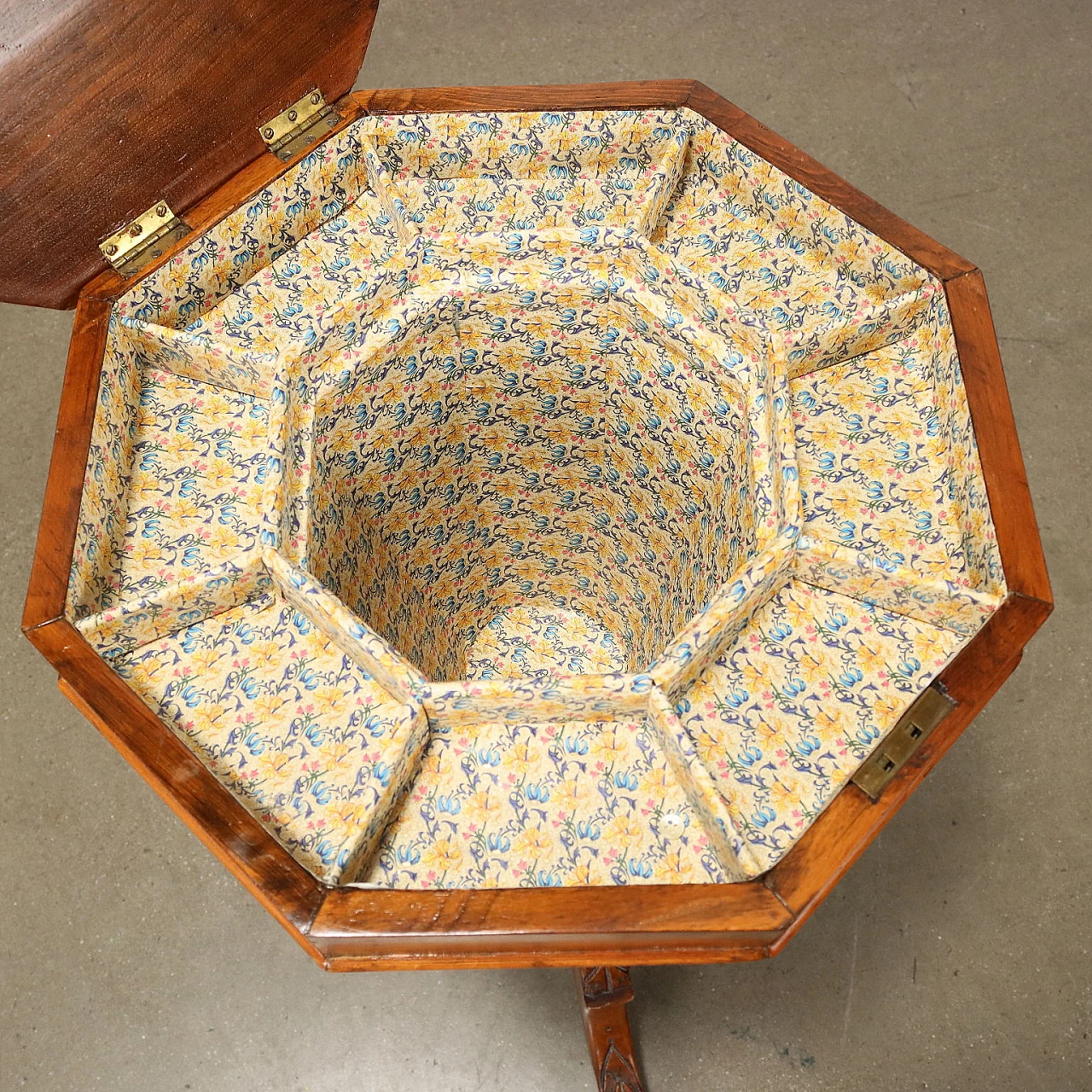 Octagonal game table in beech and walnut, 19th century 4
