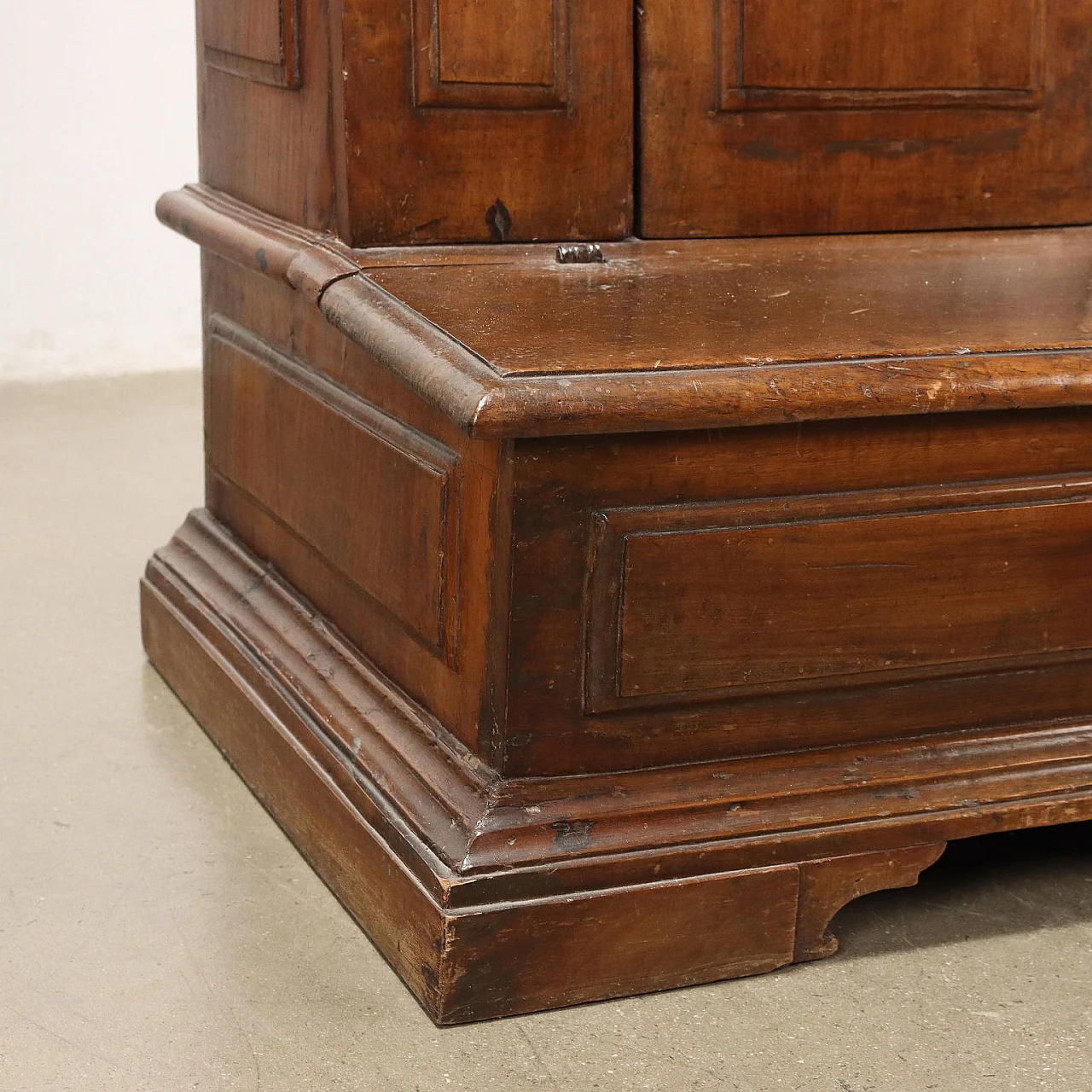 Walnut kneeler with drawer and door, 18th century 8