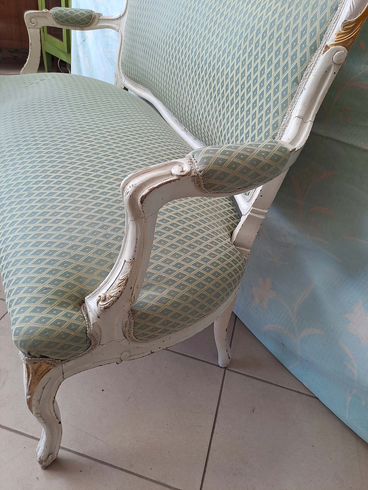 Divano Liberty in legno laccato beige e dorato, inizio '900 3