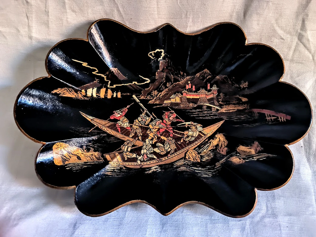Vassoio GIAPPONE in lacca con scena di SAMURAI in combattimento, '800 1