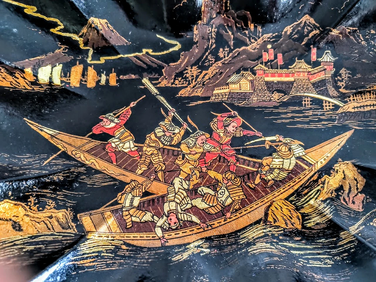 Vassoio GIAPPONE in lacca con scena di SAMURAI in combattimento, '800 2