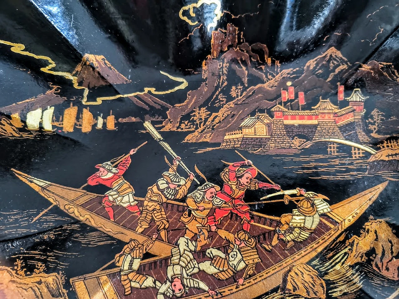 Vassoio GIAPPONE in lacca con scena di SAMURAI in combattimento, '800 3