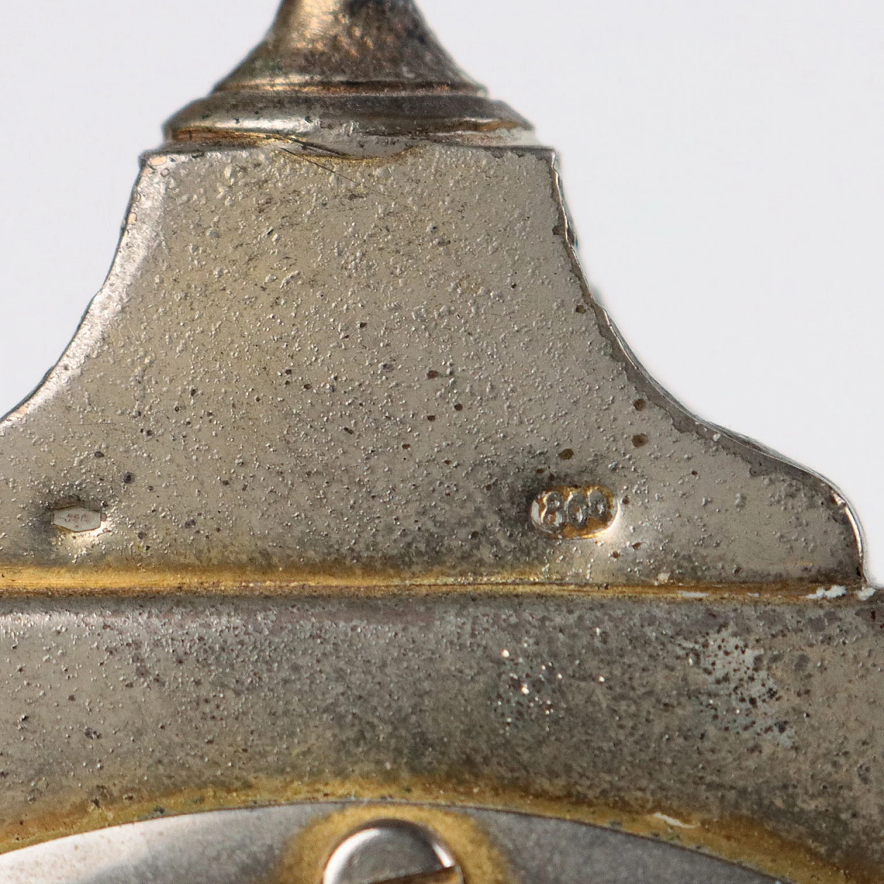 Sveglia Swiza in argento cesellato, anni '50 10