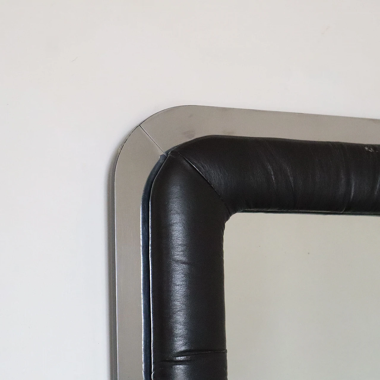 Specchio rettangolare con cornice in pelle nera, anni '70 4