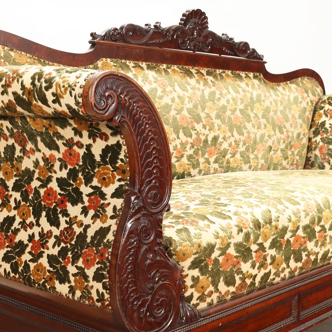 Mahogany sofa with carved leaf motifs and floral fabric, 19th century 3
