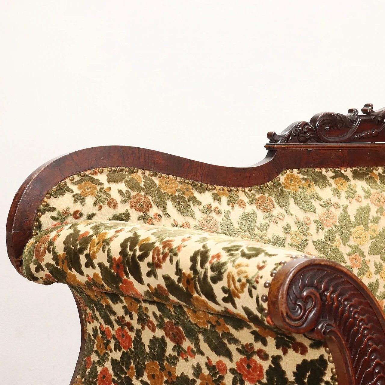 Mahogany sofa with carved leaf motifs and floral fabric, 19th century 4