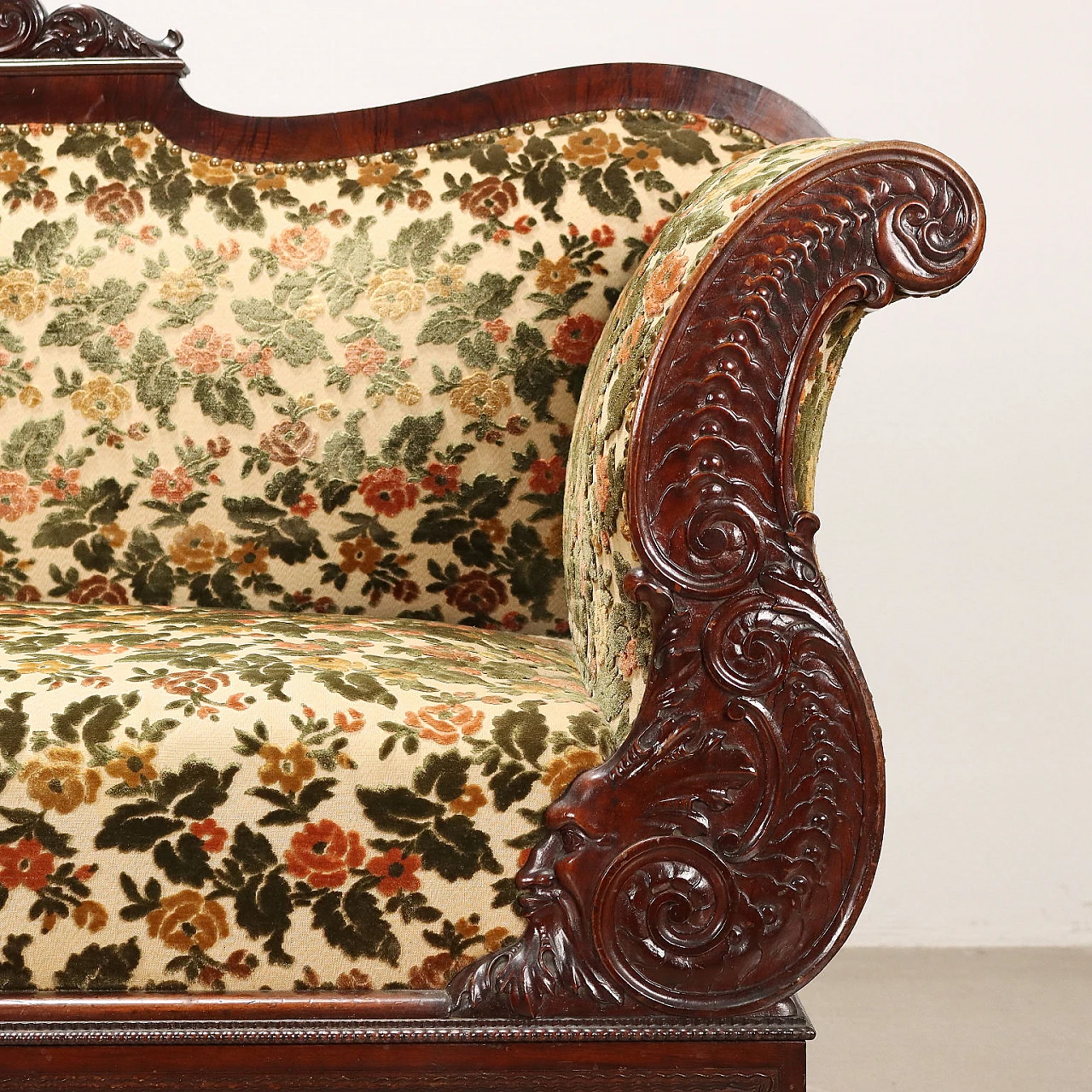 Mahogany sofa with carved leaf motifs and floral fabric, 19th century 5