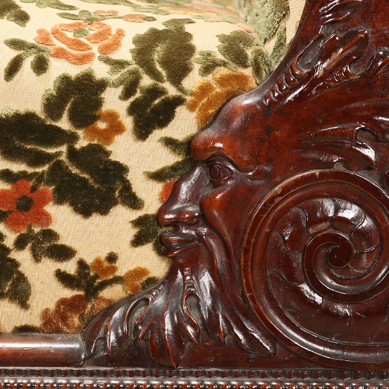 Mahogany sofa with carved leaf motifs and floral fabric, 19th century 6