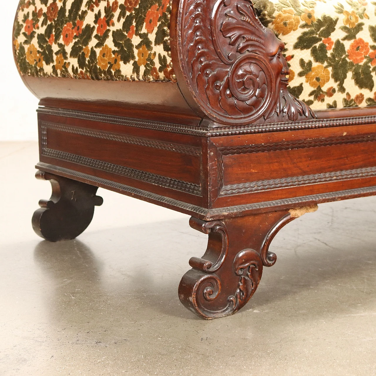 Mahogany sofa with carved leaf motifs and floral fabric, 19th century 7