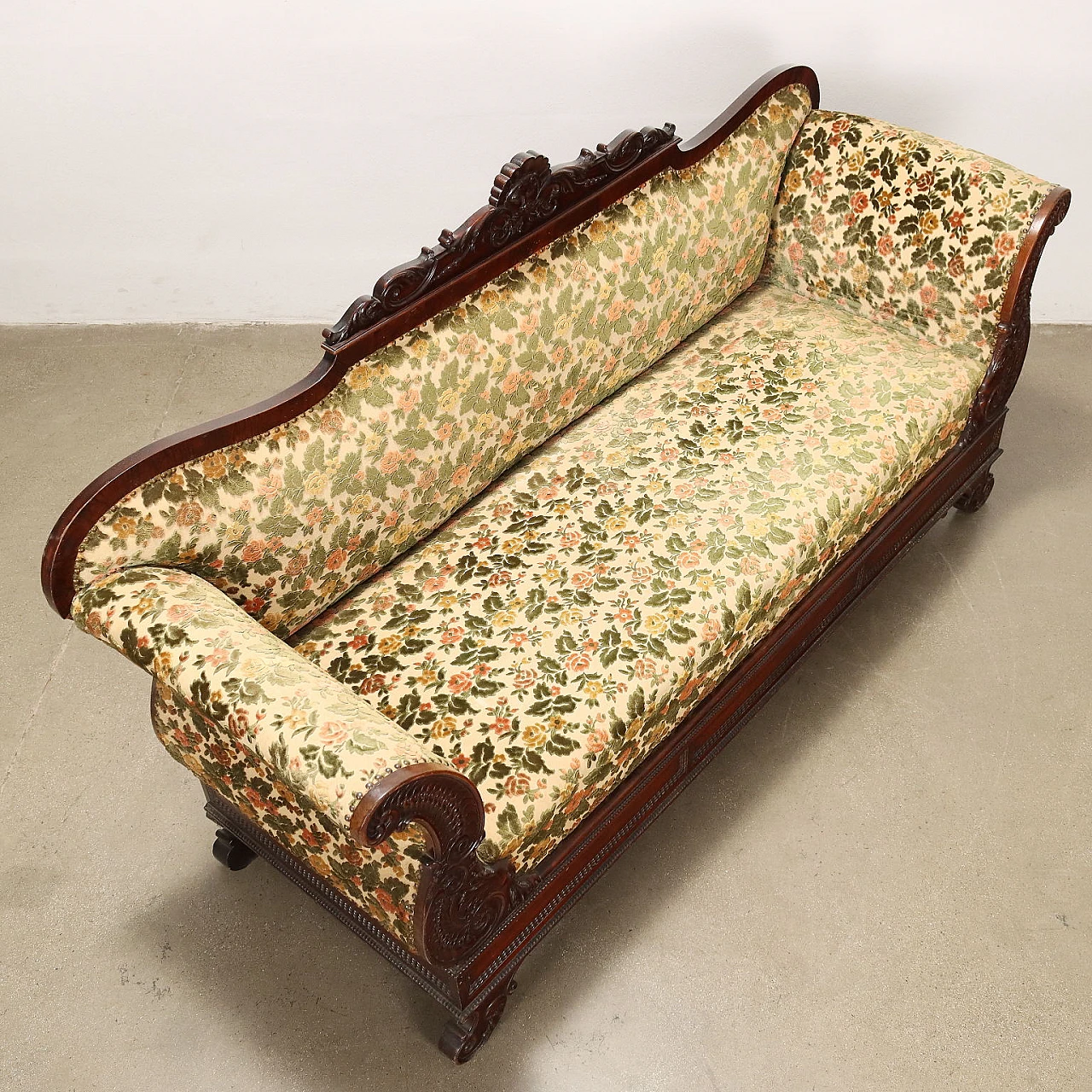 Mahogany sofa with carved leaf motifs and floral fabric, 19th century 8