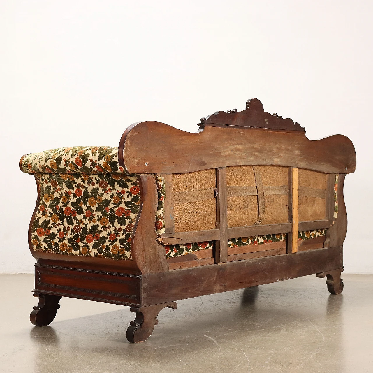 Mahogany sofa with carved leaf motifs and floral fabric, 19th century 9