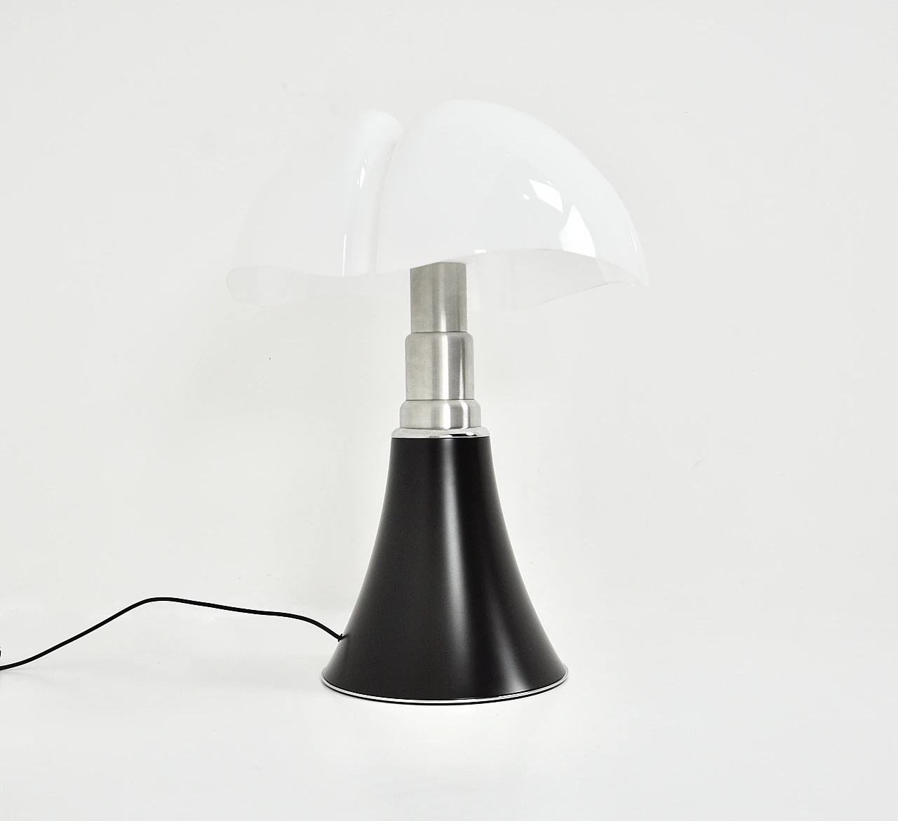 Black Pipistrello table lamp by Gae Aulenti for Martinelli Luce, 1980s 9