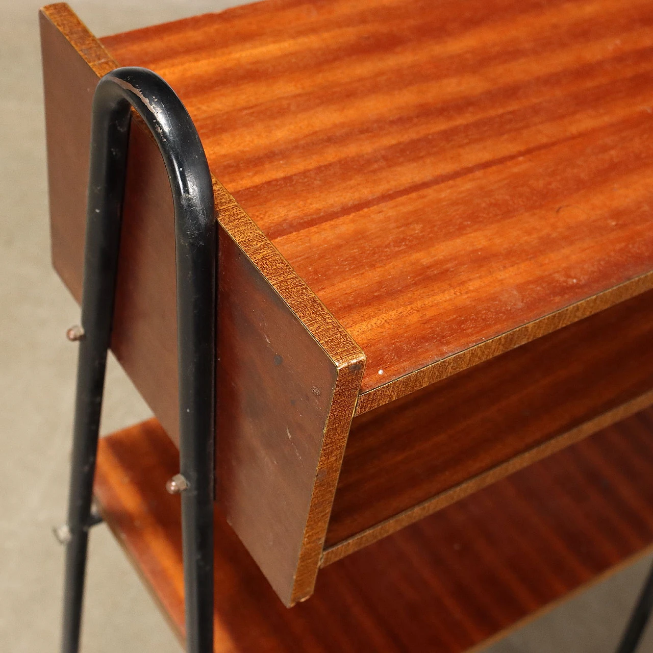 Comodino impiallicciato in mogano con vano a giorno, anni '60 4