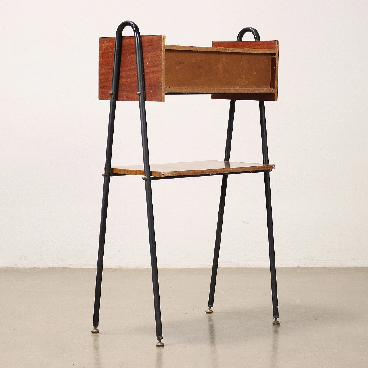 Comodino impiallicciato in mogano con vano a giorno, anni '60 8