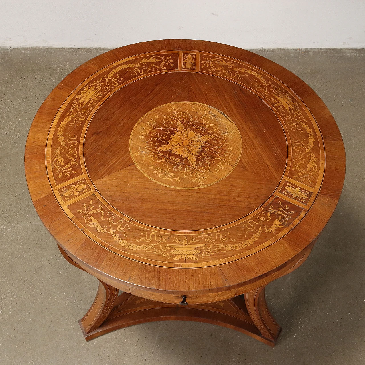 Round side table inlaid with phytomorphic motifs & wavy legs 3