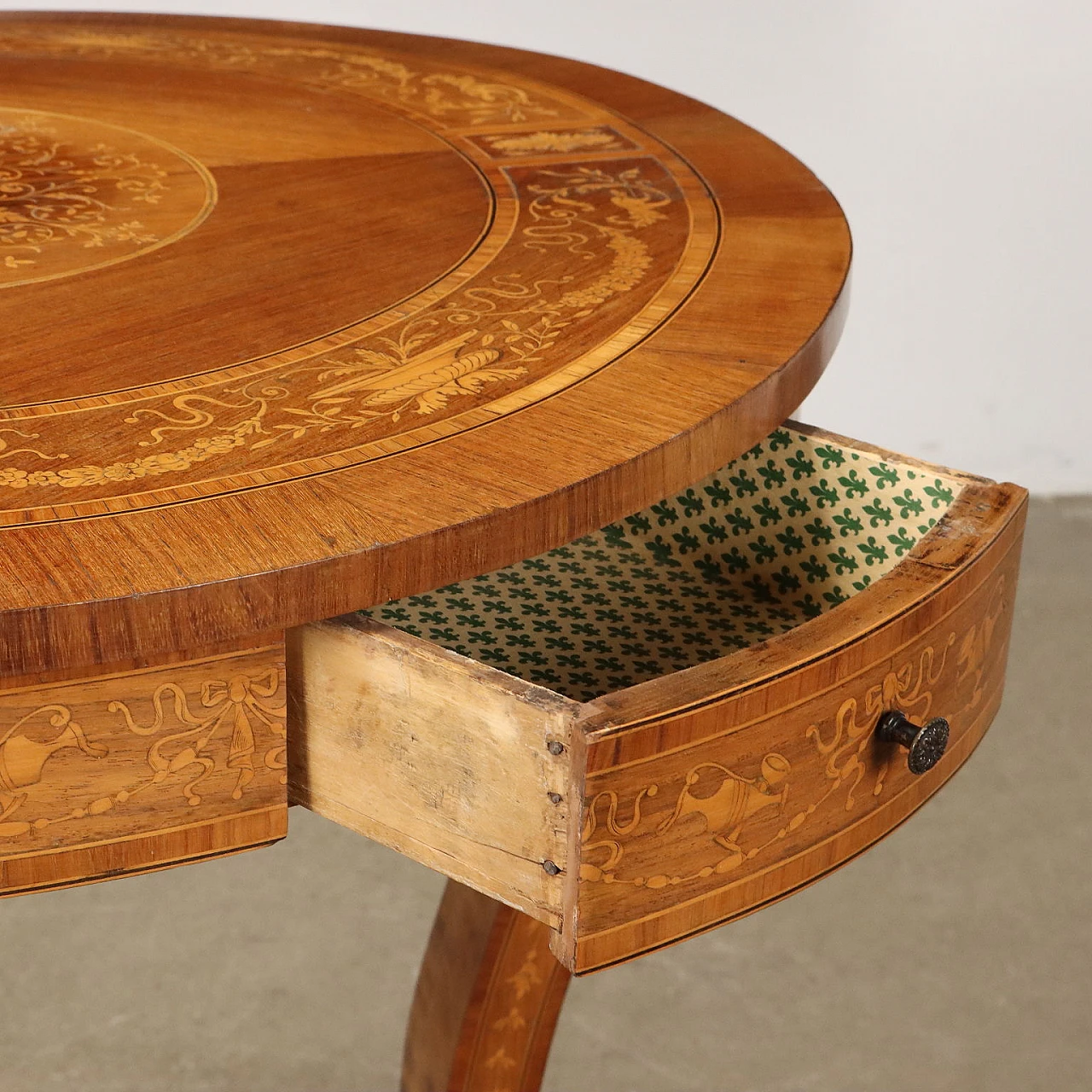 Round side table inlaid with phytomorphic motifs & wavy legs 5