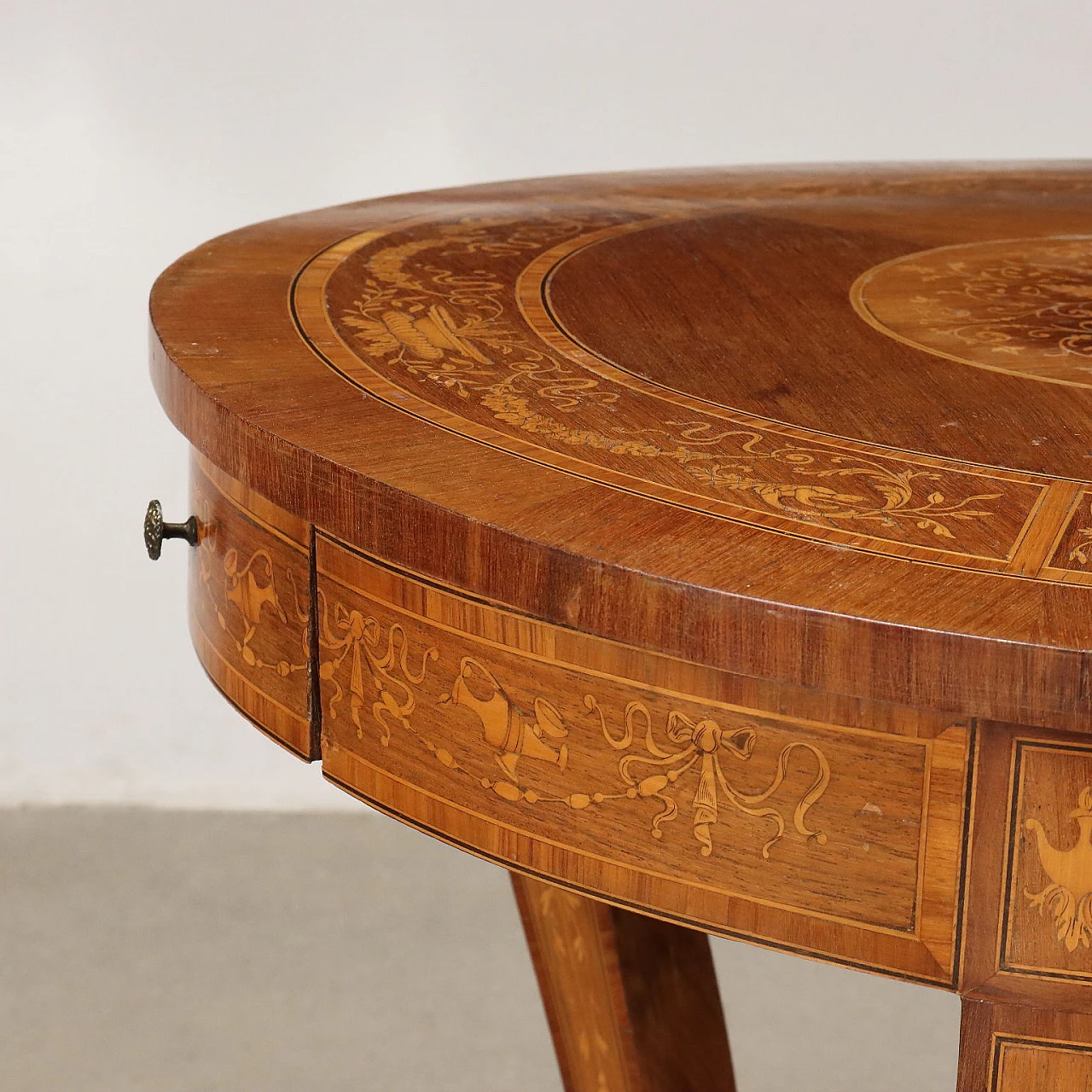 Round side table inlaid with phytomorphic motifs & wavy legs 6
