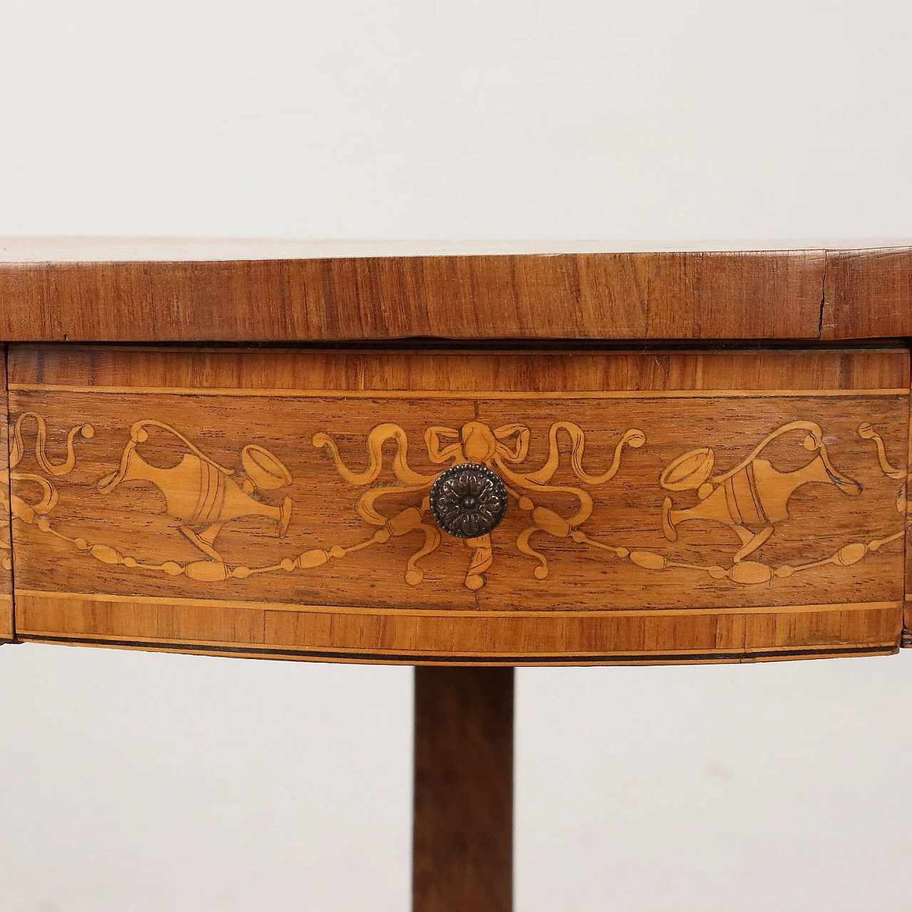 Round side table inlaid with phytomorphic motifs & wavy legs 7