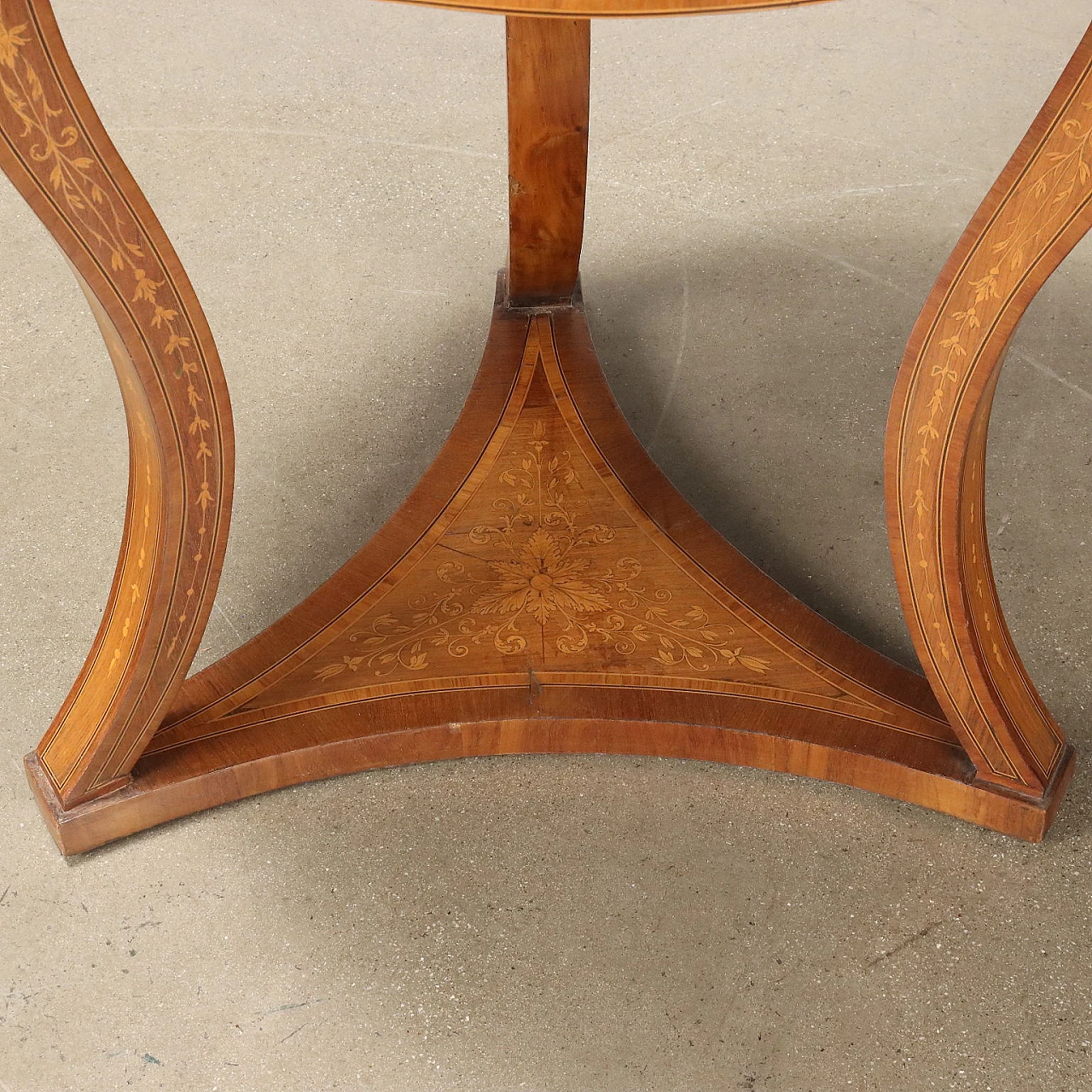 Round side table inlaid with phytomorphic motifs & wavy legs 8