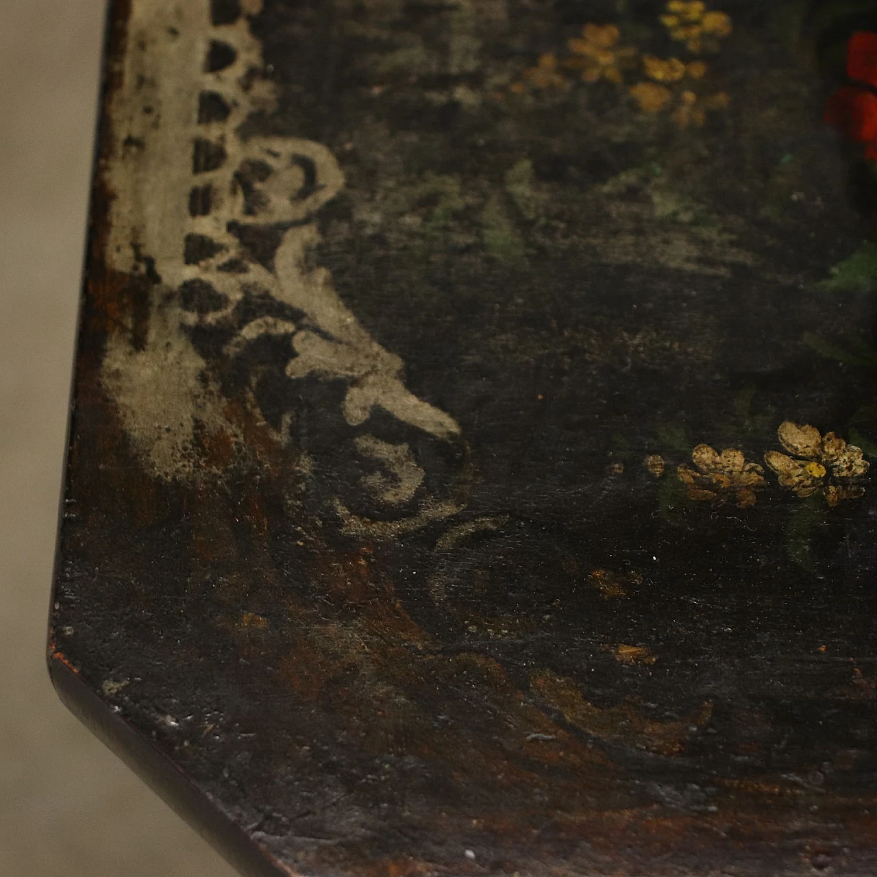 Umbertino coffee table with floral and phytomorphic decorations, 19th century 6