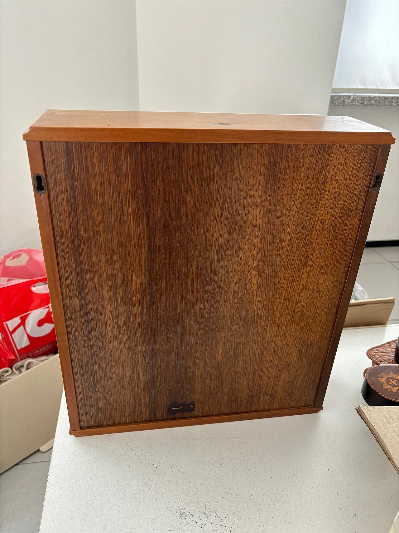 Vetrina artigianale in noce massello con due ante in vetro, anni '80 5