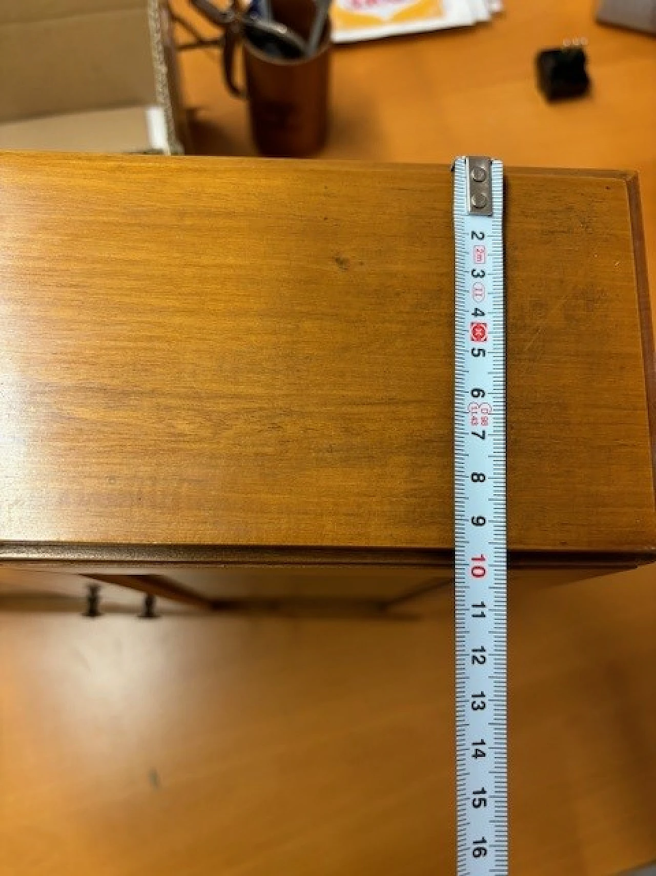 Vetrina artigianale in noce massello con due ante in vetro, anni '80 6