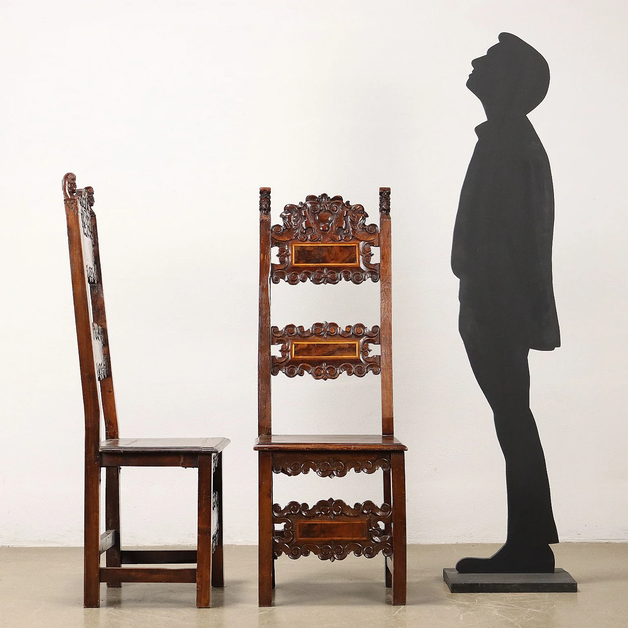 Pair of walnut carved folder chairs, 18th century 2