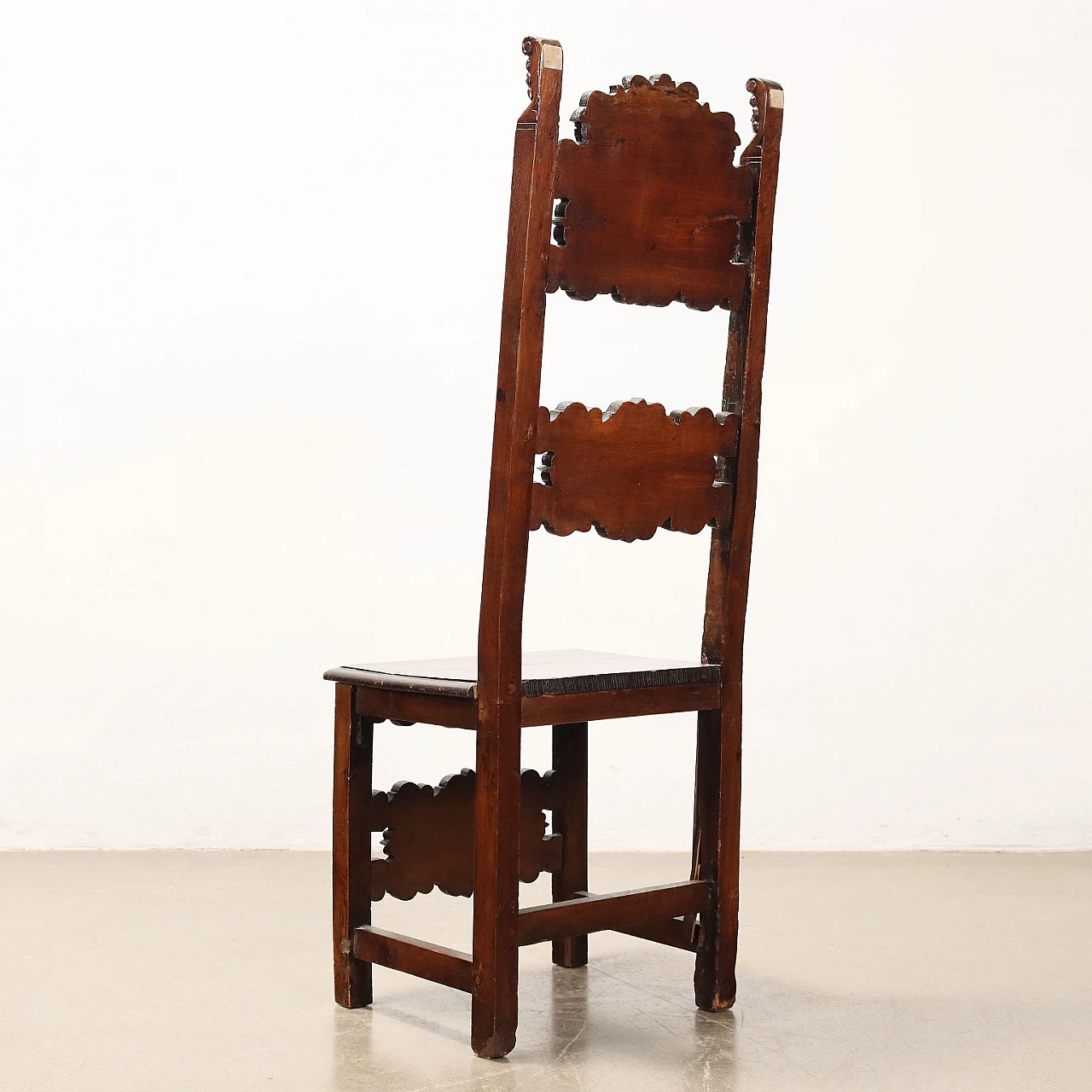 Pair of walnut carved folder chairs, 18th century 7