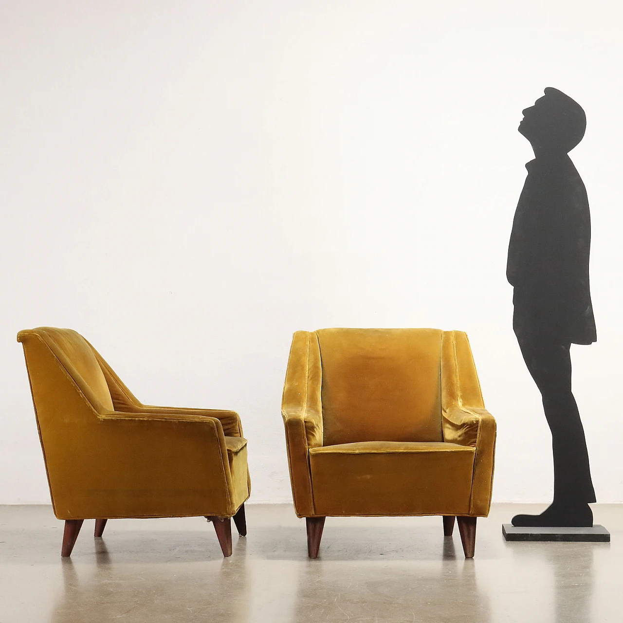 Coppia di poltrone in velluto ocra e gambe di legno, anni '50 2