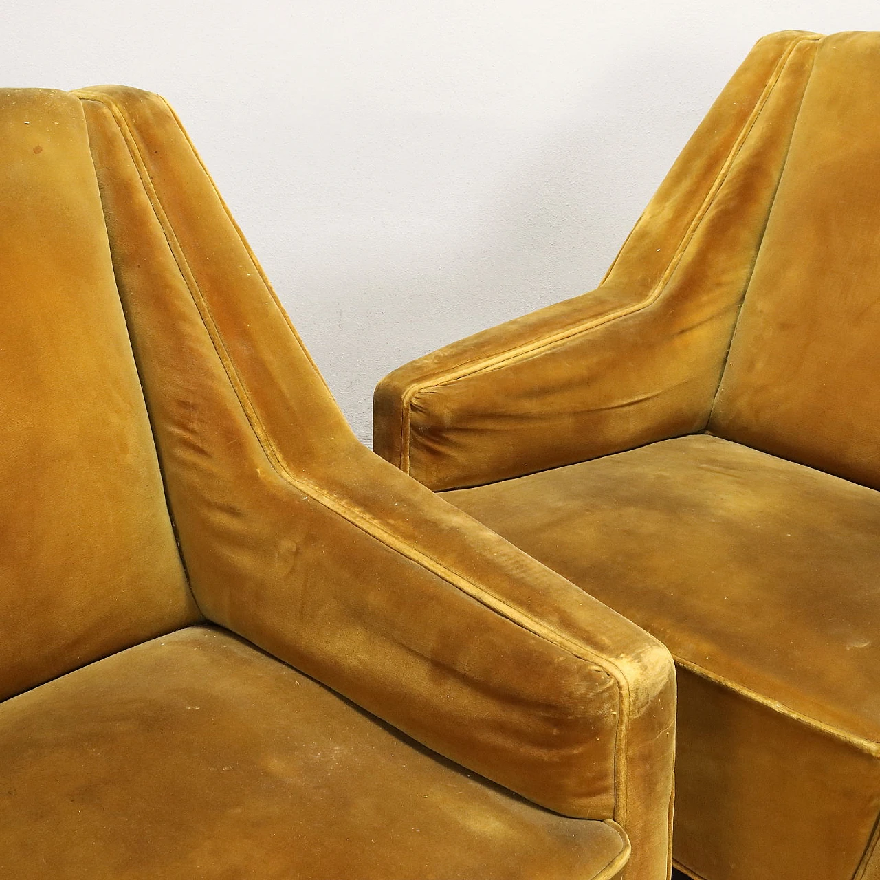 Coppia di poltrone in velluto ocra e gambe di legno, anni '50 3